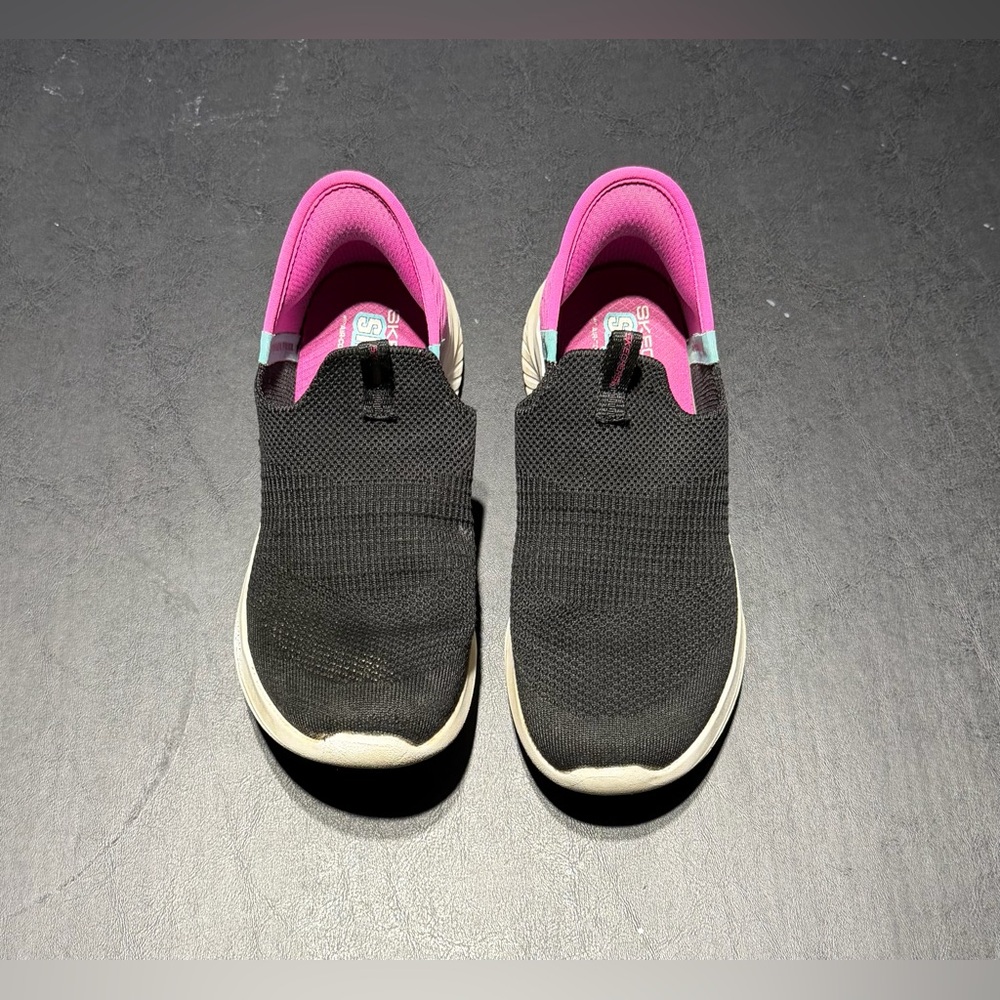 Girls Size 2 1/2 Skechers Pink and Black Slip In’s